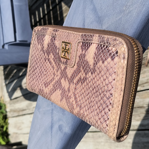 Tory Burch Wallet Leather Snake Print Continental Zip Gold Logos Pulls 8"x4"Rare - Picture 4 of 10